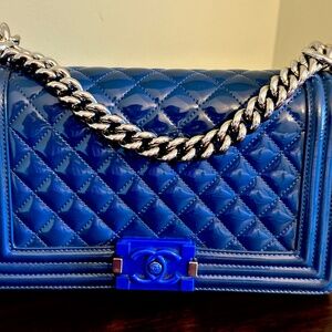 Chanel medium boy flap in blue